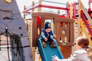 아기에게 무언가를 가르치기 시작할 때 가장 좋은 놀이 6가지