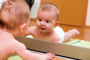 아기와 거울 앞에서 노는 것의 6가지 이점
