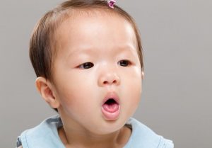 아기가 먹거나 마시다가 질식할 때 대처하는 방법