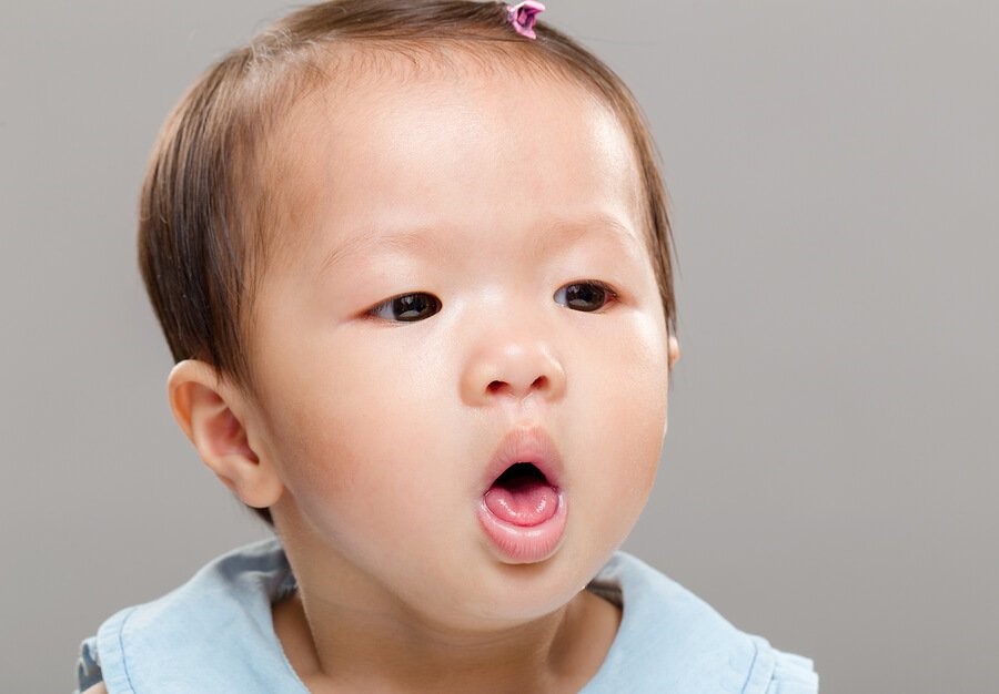 아기가 먹거나 마시다가 질식할 때 대처하는 방법