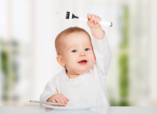 아기가 먹거나 마시다가 질식할 때 대처하는 방법
