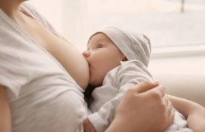 아기가 먹거나 마시다가 질식할 때 대처하는 방법