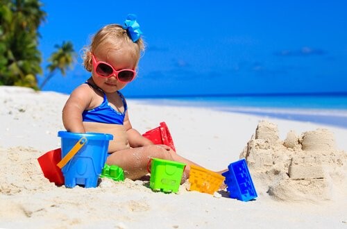 아기를 처음 해변에 데려갈 때 필요한 팁 7가지