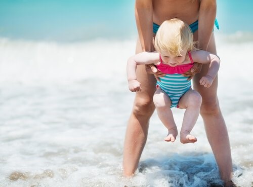 아기를 처음 해변에 데려갈 때 필요한 팁 7 가지