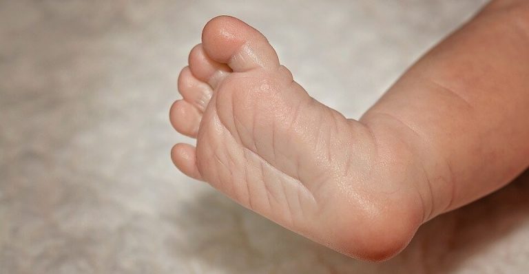 아기가 맨발로 걸으면 어떤 점이 좋을까?