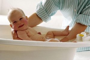갓 태어난 아기를 목욕시키면 안 되는 이유