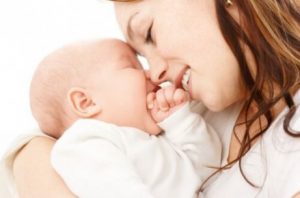 아기와 유대감을 형성하는 8가지 방법