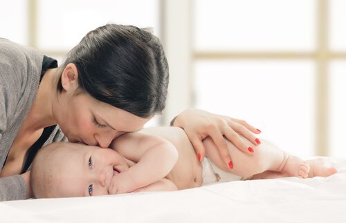 아기와 유대감을 형성하는 8가지 방법