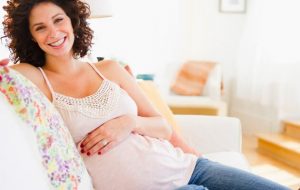 연구 결과에 따르면, 태아를 자극하는 것과 태아의 지능, 운동 능력, 언어 및 사회 능력 사이에 매우 밀접한 관계가 있는 것으로 드러났다. 아이의 지능과 재능을 키워주고 싶다면, 이 모든 것은 중요한 부분들이다. 임신 중 태아의 지능 향상에 도움이 되는 방법을 알아보자.