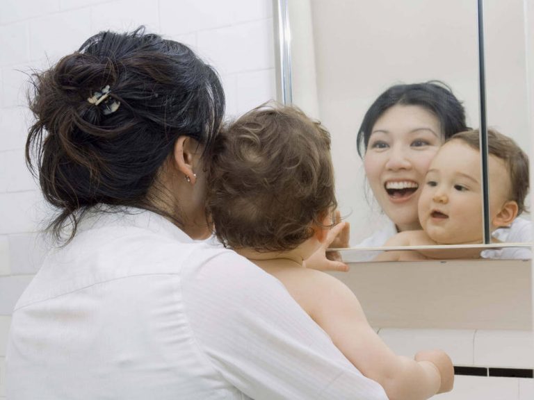 아기와 거울 앞에서 노는 것의 6가지 이점