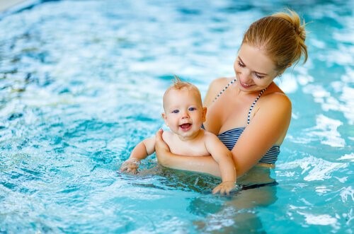 엄마와 아기가 같이 수영을 배우면 좋은 점