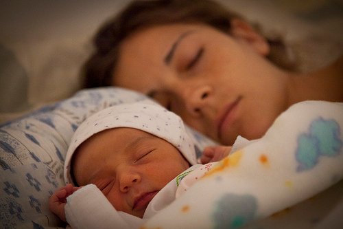 충분한 수면은 아이를 키우는 엄마의 사치인가?