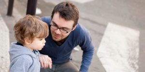 아이에게 낯선 사람에 대해 말해주는 방법