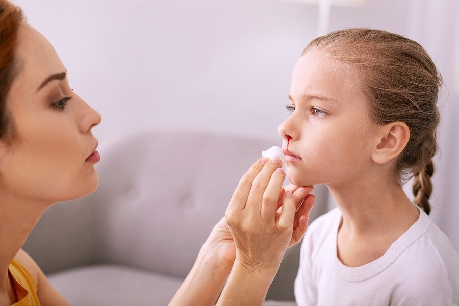 아이 코피에 대처하고 예방하는 방법