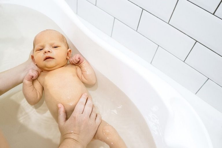 아기를 얼마나 자주 목욕시켜야 할까?