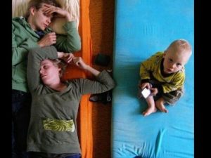 신생아를 키우는 부모의 수면 부족 문제