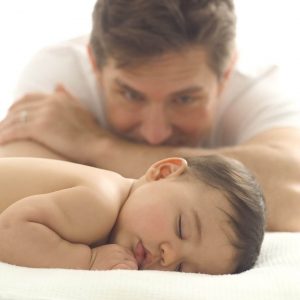 신생아를 키우는 부모의 수면 부족 문제
