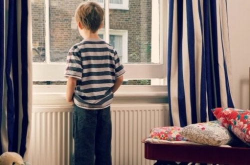 몇 살이 되면 아이가 혼자 집에 있을 수 있을까?