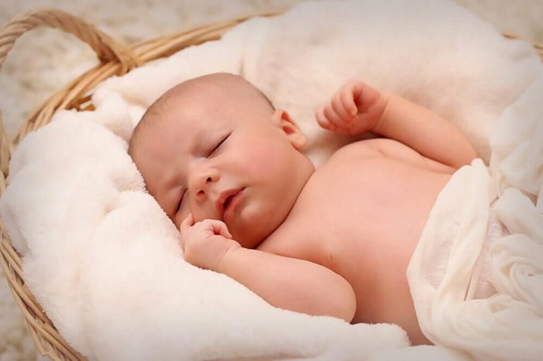 아기가 잠을 많이 자는 것이 정상일까?