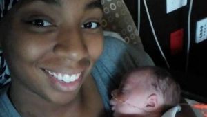 26개월 동안 쌍둥이를 세 번 낳은 여성