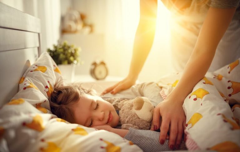 아이가 아침에 더 쉽게 일어나도록 도와주는 방법