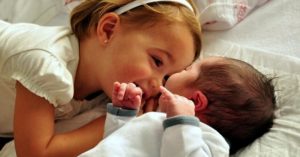 아이를 새로 태어날 동생에 대해 준비시키는 방법