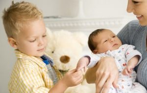 아이를 새로 태어날 동생에 대해 준비시키는 방법
