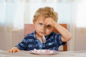 아기가 왼손잡이인지 오른손잡이인지 아는 방법