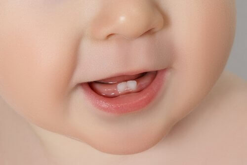 첫 치아가 나올 때 통증 및 완화 방법