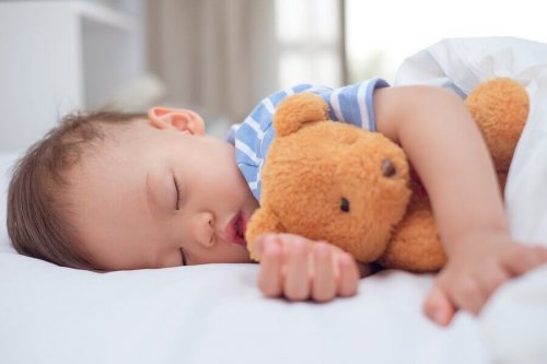 언제부터 아이 낮잠을 재우지 않는 것이 좋을까?