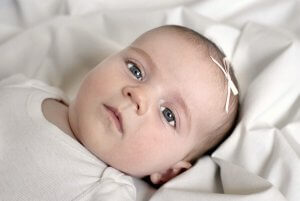 아기가 회색 눈을 가지고 태어나는 이유는?