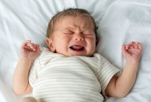 울지 않는 아기는 정상일까?