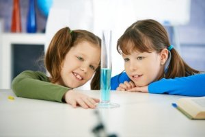 아이들이 좋아하는 물을 이용한 실험 4가지