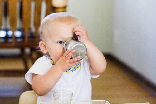 언제 아기에게 컵으로 마시는 방법을 가르쳐야 할까?
