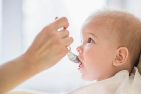 아기 음식을 보관하는 것이 좋은 생각일까?
