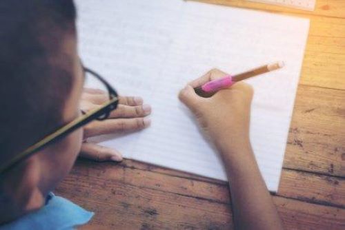 아이의 글씨체를 향상시키기 위한 5가지 방법