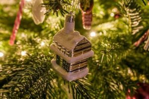 마당에 크리스마스 장식을 하는 팁