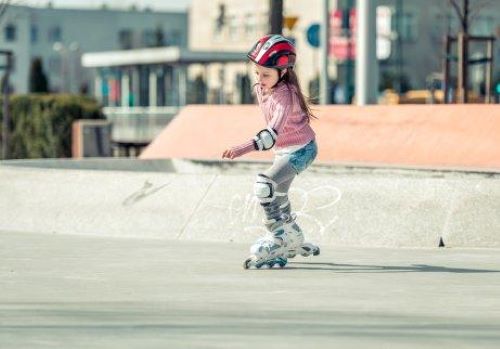 아이들에게 인라인스케이트 타는 방법을 가르치는 단계