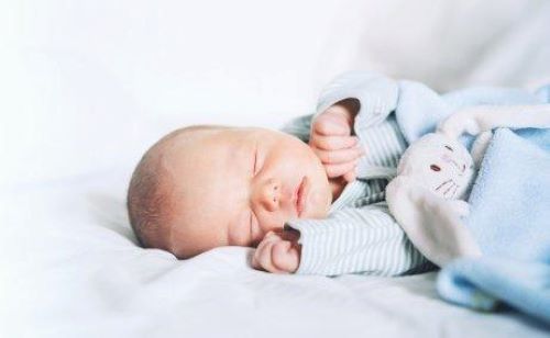 아기가 밤에 깨지 않고 아침까지 자도록 돕는 방법 7가지