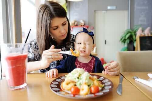 부모는 아이가 잘 먹도록 하기 위해 무엇을 할 수 있을까?