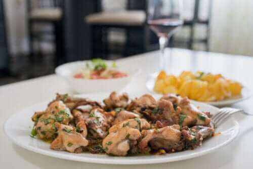 아티초크를 곁들인 마늘 토끼 고기