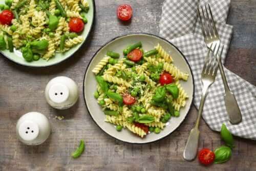 제철 채소를 곁들인 마카로니 저냐