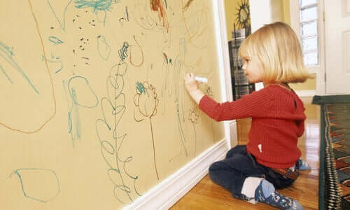 아이가 벽에 그림을 그리지 못하도록 하는 방법 5가지