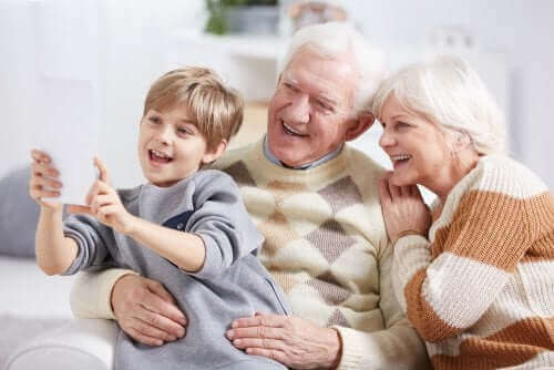 자녀가 조부모를 기억하도록 돕는 4가지 방법