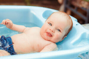 목욕 시간을 더 쉽게 만드는 아기 목욕용품