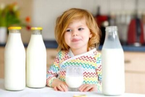 우유 단백질에 알레르기 반응을 보이는 아이