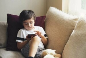 어린이 안전 장치를 이용한 스마트폰 보관 방법