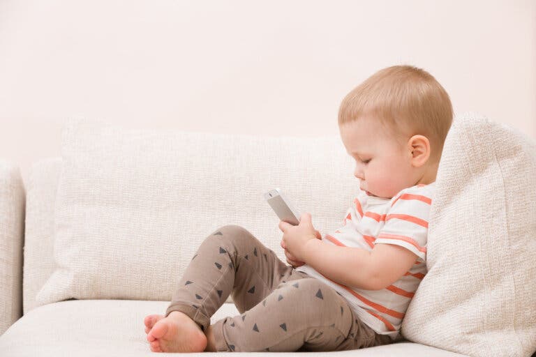 어린이 안전 장치를 이용한 스마트폰 보관 방법