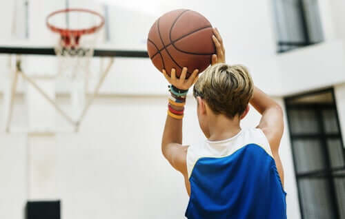 농구는 팀운동으로 사회적 감정적 장점이 있다.