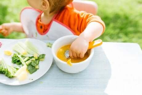아기 주도 이유식: 스스로 먹는 법을 배울 수 있을까